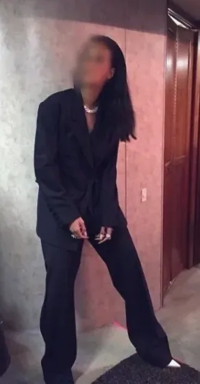 Laura, 23